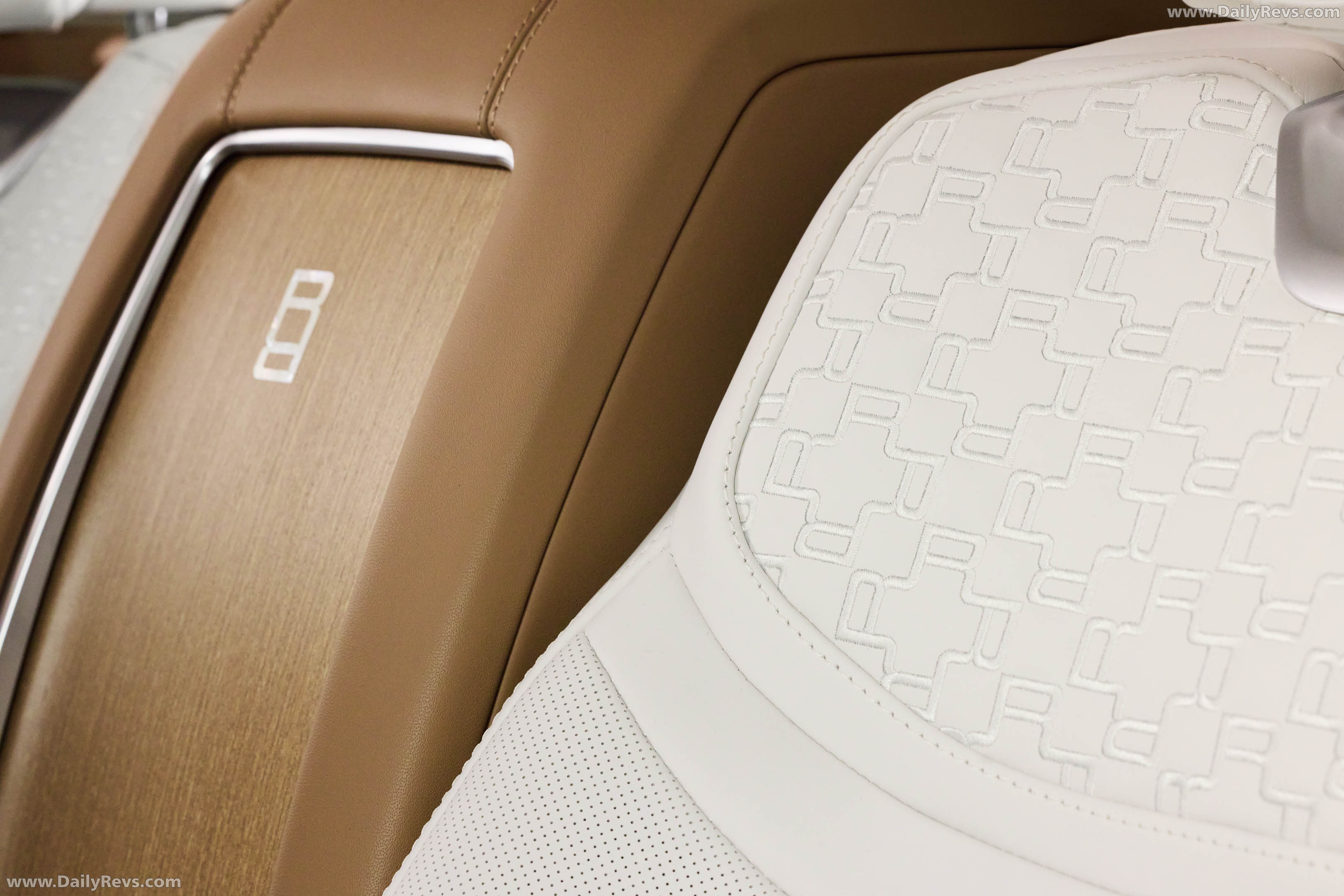 2026 Land Rover Range Rover SV Pearl Luster Interior